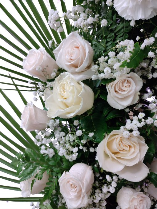 Corona de rosas blancas para funeral en Madrid precio