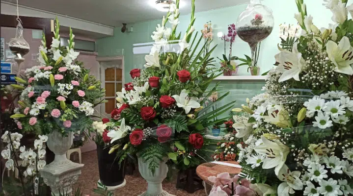 Floristería para enviar centros de flores para todos los santos