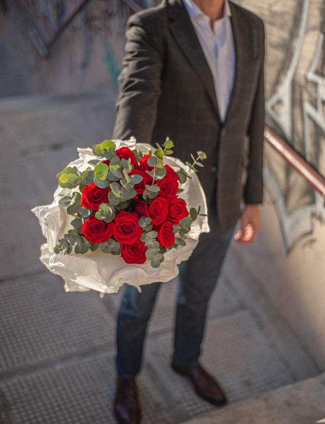 regalar ramo 12 rosas rojas floristería Madrid cerca M30