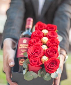 Caja Rosas Vino Bombones para regalar en cumpleaños Floristería Madrid cerca M30