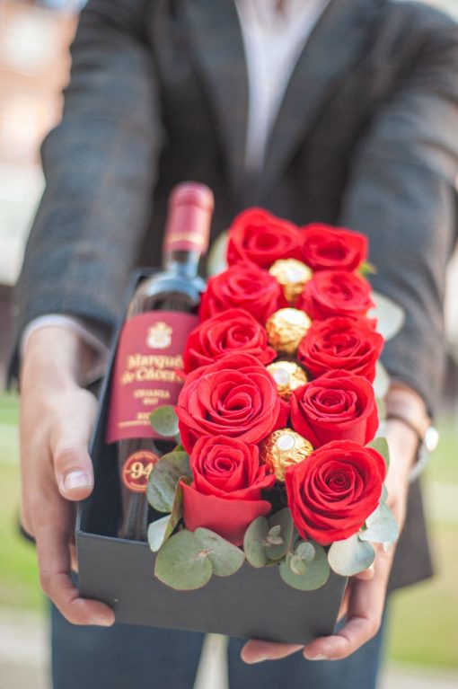 Caja Rosas Vino Bombones para regalar en cumpleaños Floristería Madrid cerca M30