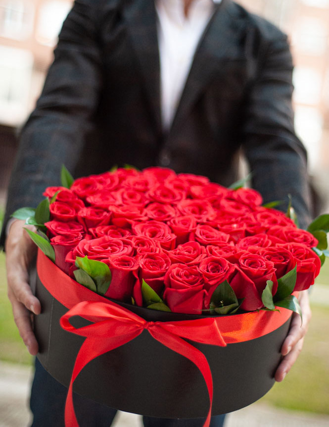 caja regalo de rosas rojas GRANDE para regalar teléfono Floristería Madrid cerca M30