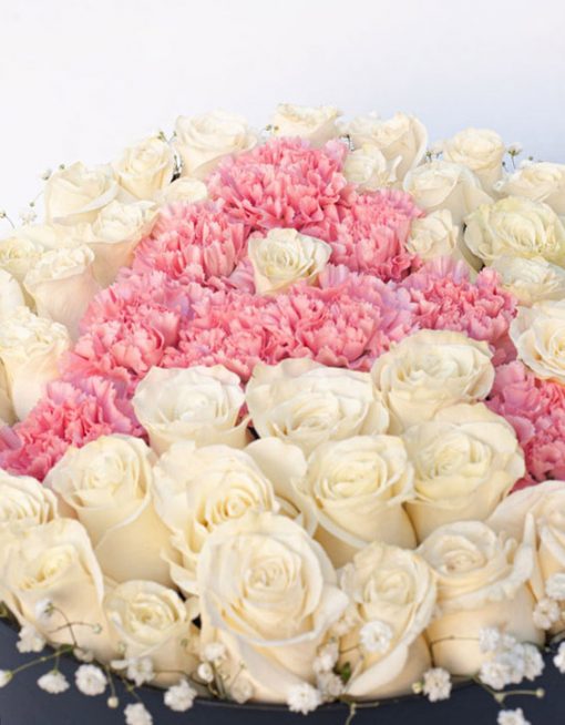 regalo caja de flores rosas con inicial de tu nombre Floristería en Madrid M30