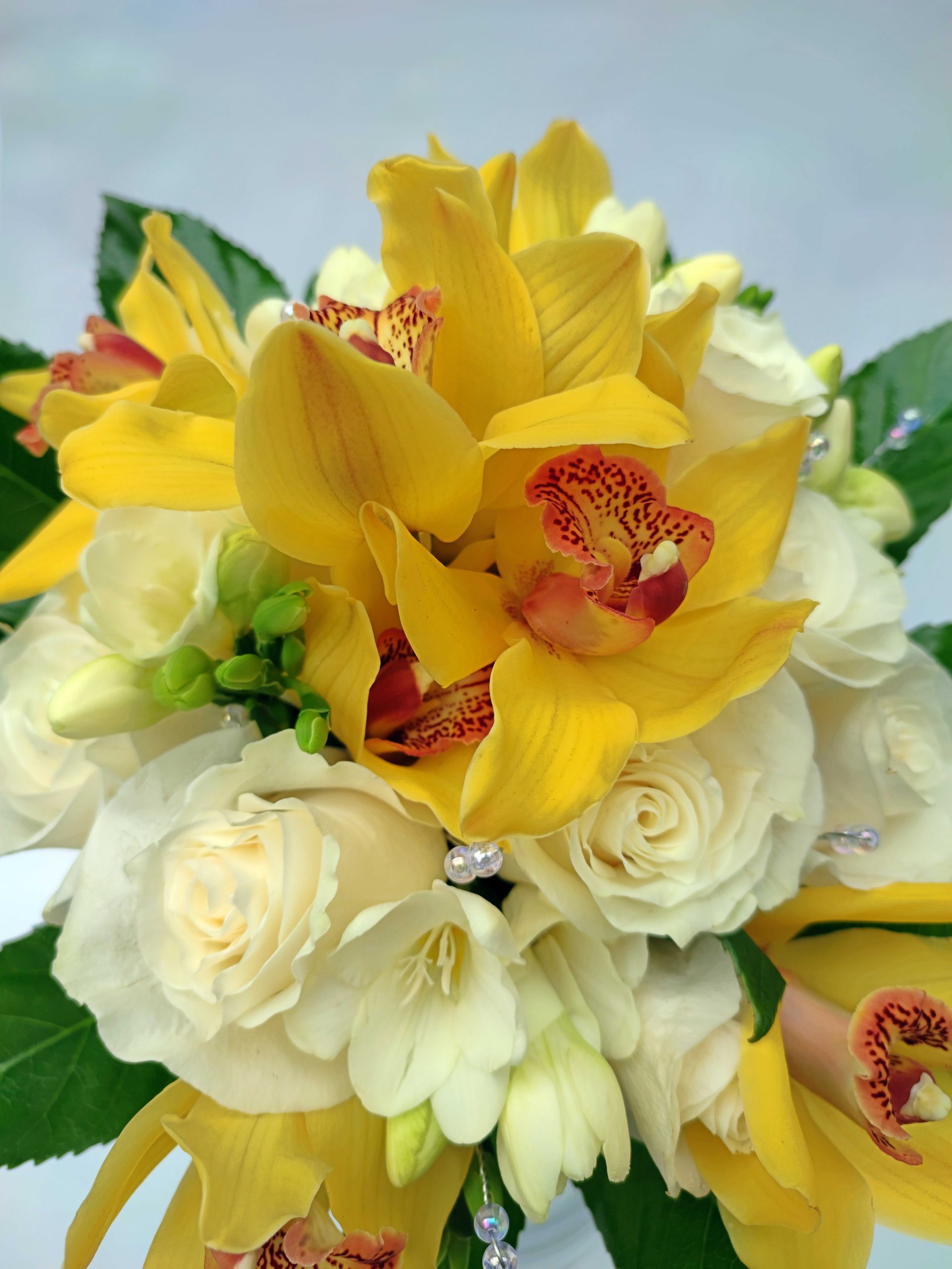 Ramo para Novia de Orquídeas Amarillas y Rosas Blancas floristeria cerca tanatorio M30 Madrid